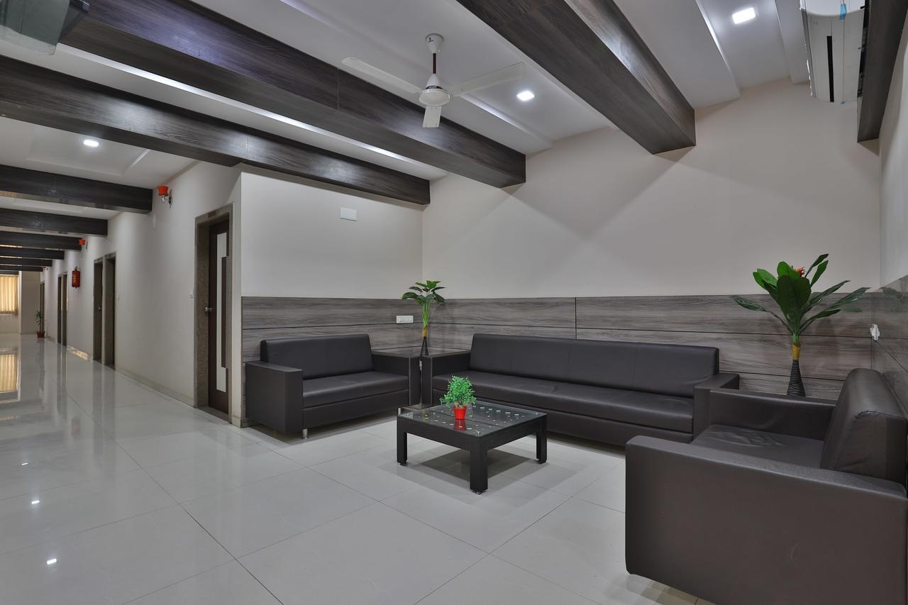 Oyo 12309 Hotel Ananya Kalol ภายนอก รูปภาพ
